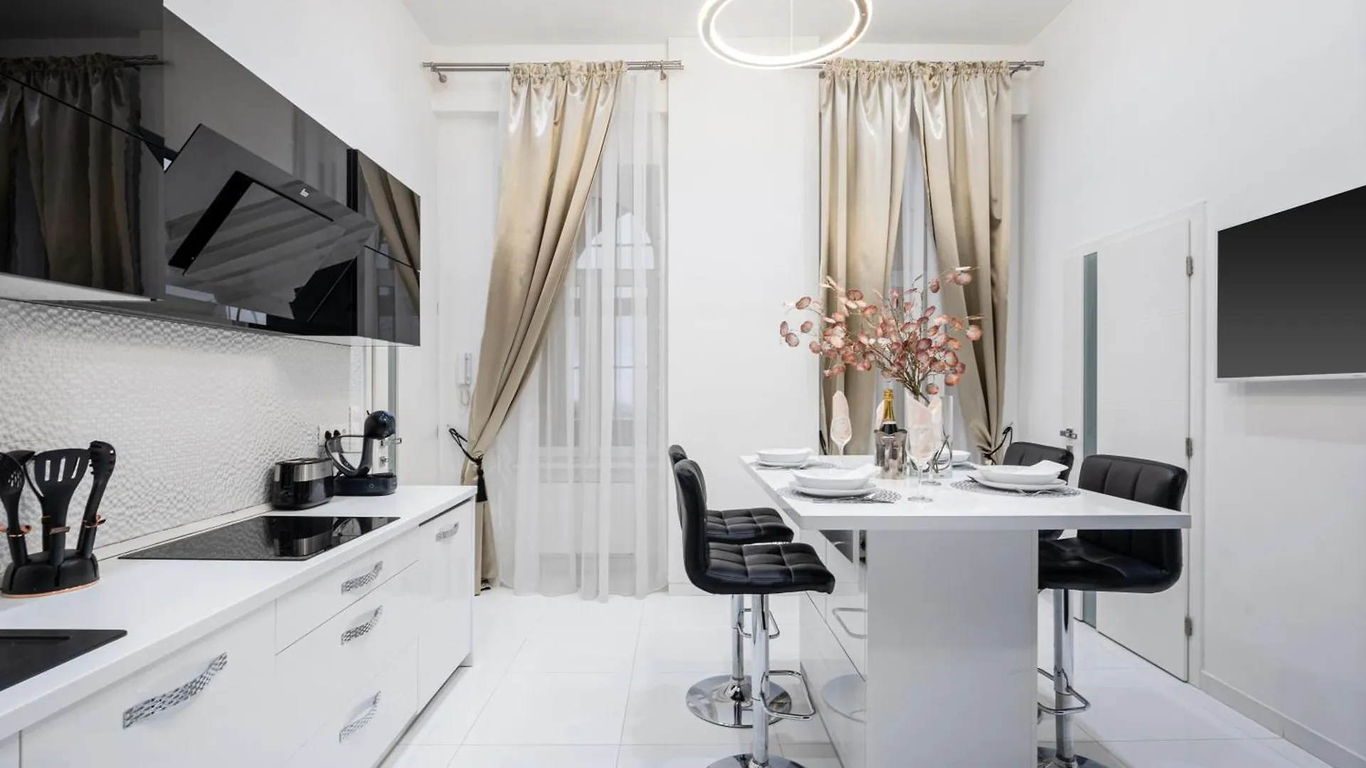 Opera Balkony Luxury Apartment With Free Parking Budapest Ungarn