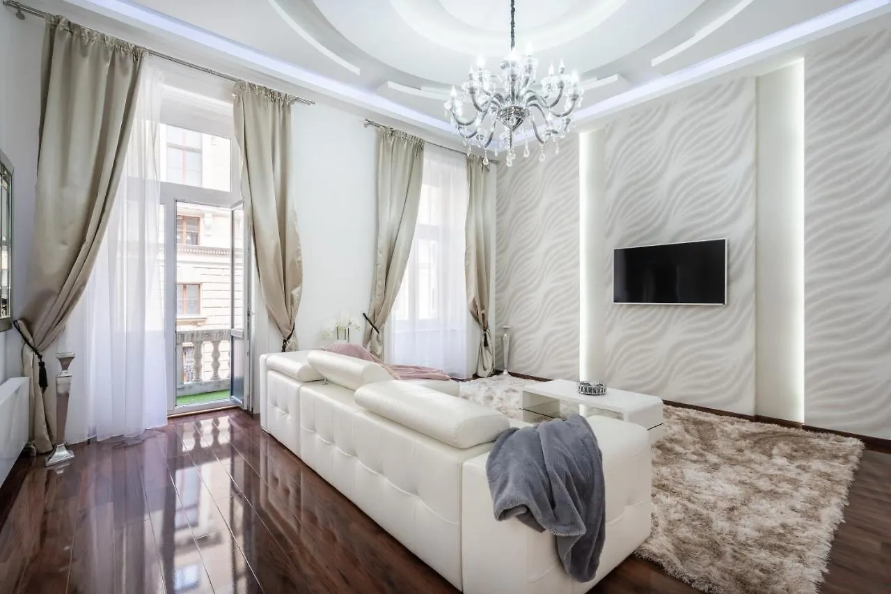 Opera Balkony Luxury Apartment With Free Parking 布达佩斯